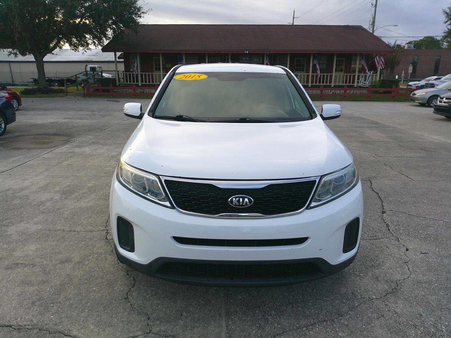 2015 WHITE KIA SORENTO LX (5XYKT3A6XFG) , located at 1200 Cassat Avenue, Jacksonville, FL, 32205, (904) 695-1885, 30.302404, -81.731033 - Photo#0